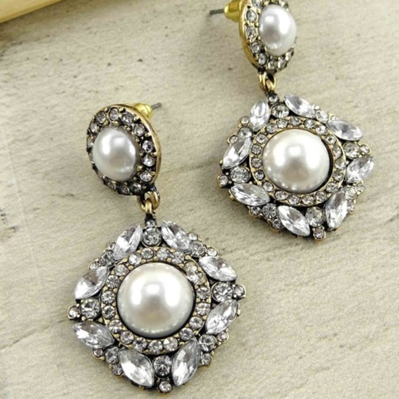 Jewelry - gorgeous rhinestone pearl earrings